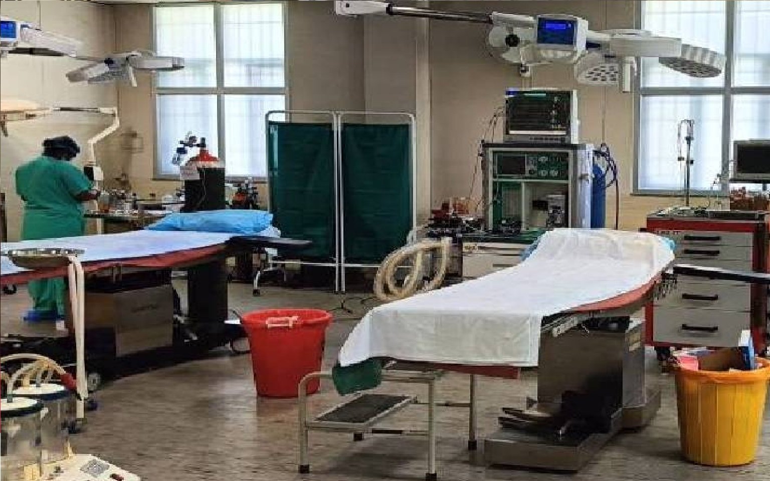 Wगलत मरीज को ऑपरेशन टेबल पर ले जाने पर दो डॉक्टर और तीन नर्स सस्पेंड