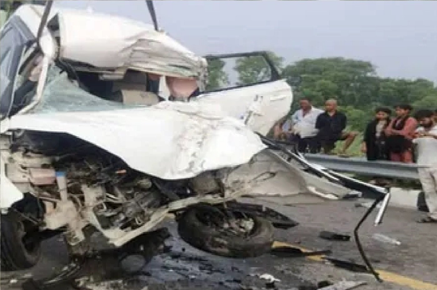 Wसुल्तानपुर हादसा: तेज रफ्तार कार ट्रक में जा भिड़ी, एक की मौत, 4 घायल