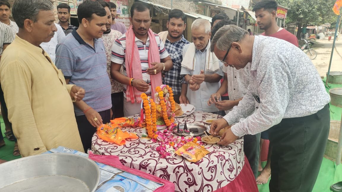 Wमिर्जापुर के शिवभक्तों ने कांवड़ियों की सेवा में किया विशाल भंडारा