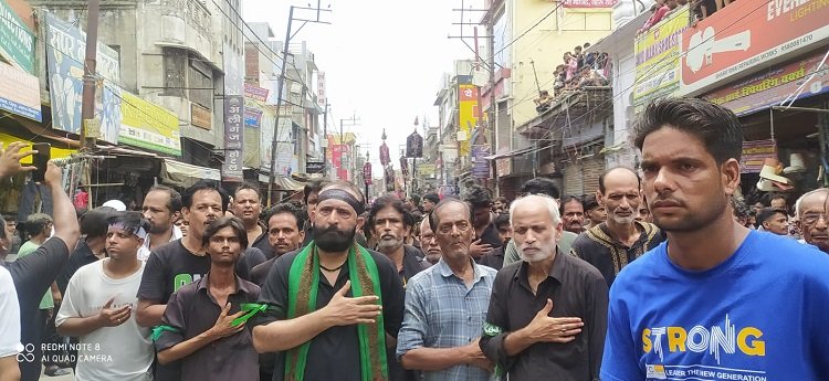 या हुसैन या मौला की सदाओं के बीच करबला में दफनाए गए ताजिए और आलम