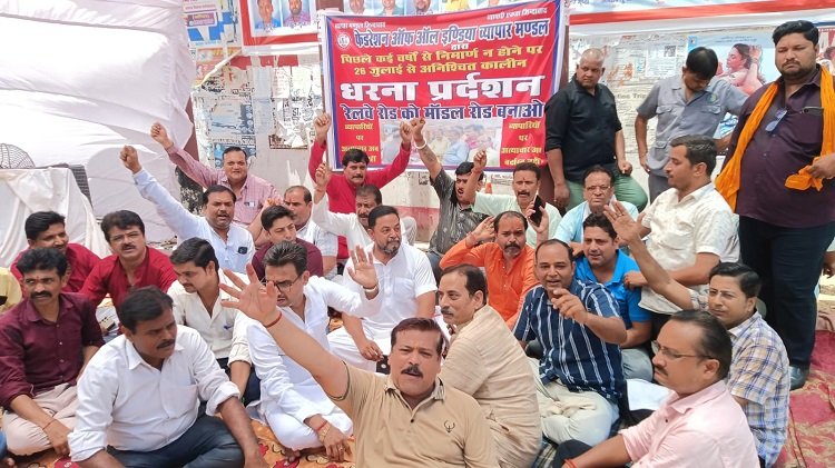 Wव्यापार फेडरेशन के आंदोलन को प्रमोद गुप्ता ने साथियों सहित दिया समर्थन
