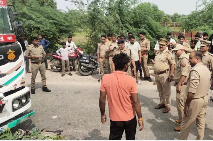 Wट्रक ने 200 मीटर तक घसीटा बाइक, दो मासूमों की मौके पर मौत