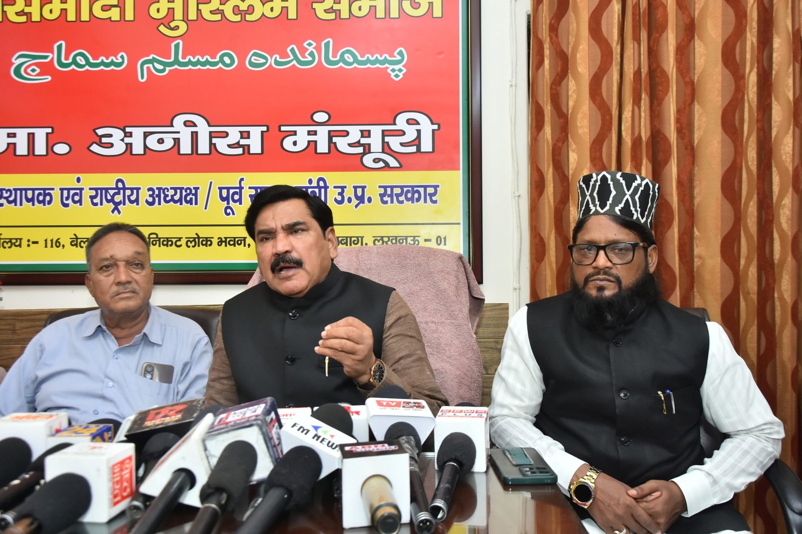 Wसंसद मस्जिद विवाद: डिंपल यादव पर मौलाना की टिप्पणी पर पसमांदा मुस्लिम समाज भड़का, अनीस मंसूरी बोले— “इस्लाम की आड़ में बेहूदगी नहीं चलेगी”