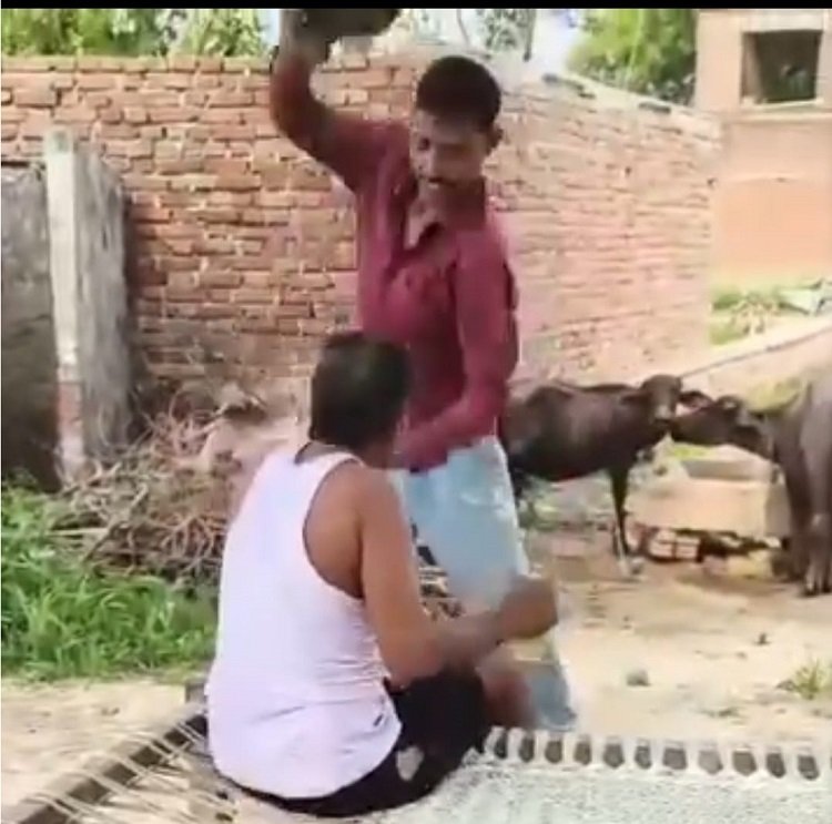 Wचप्पलकांड से हड़कंप: दबंगई की हद पार, सरेराह युवक से पिटाई कर जबरन माफी मंगवाई