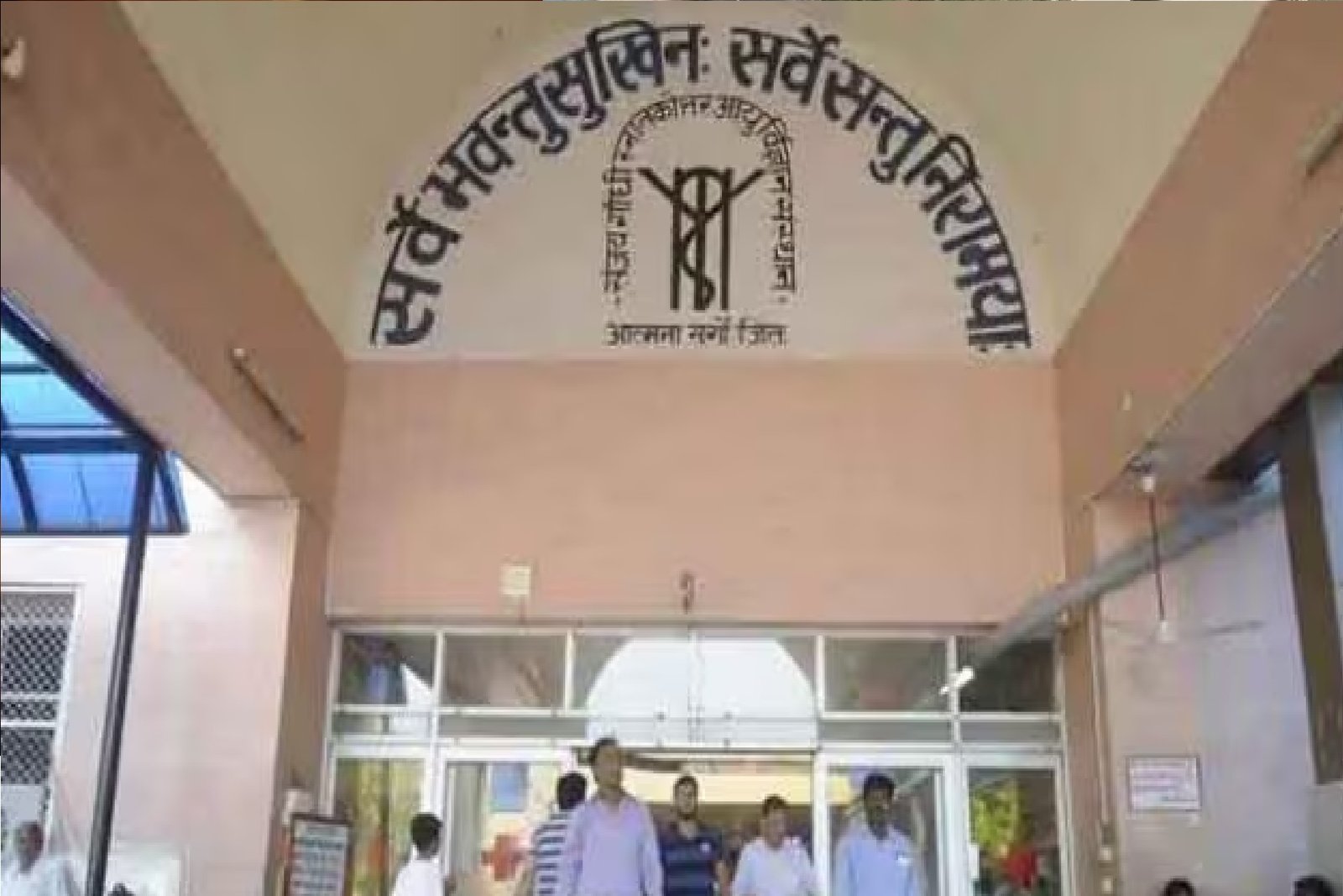 Wलखनऊ PGI पर लापरवाही का गंभीर आरोप, 7 साल की बच्ची की बिगड़ती हालत में भी नहीं किया भर्ती