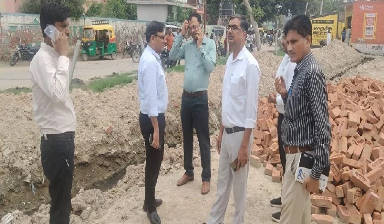 Wकब्रिस्तान की जमीन पर अवैध कब्जे की शिकायत पर एसडीएम का निरीक्षण, सख्त निर्देश