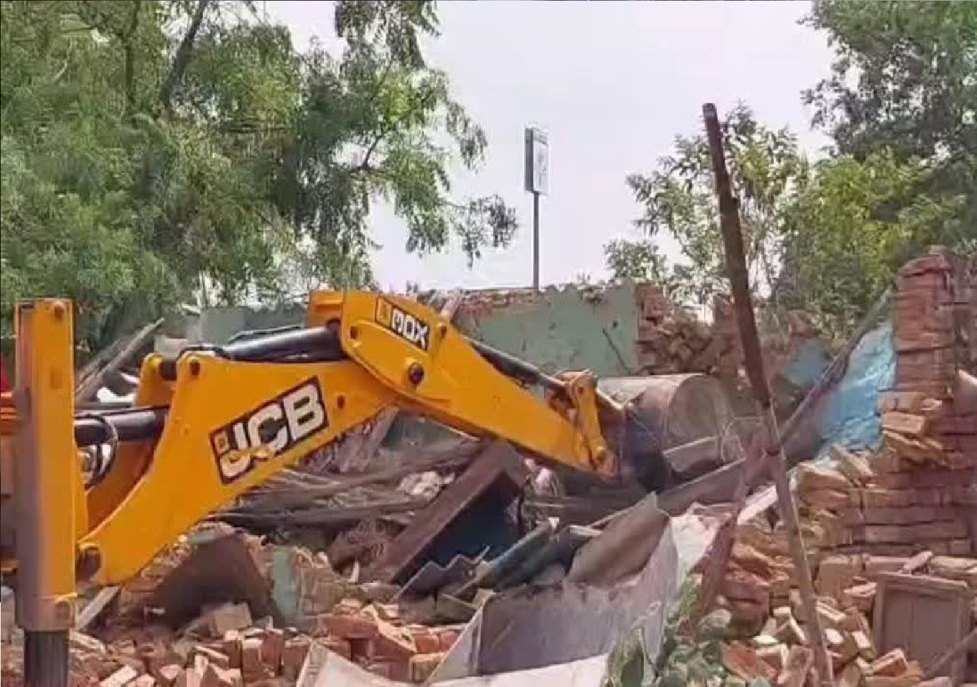 Wगाजीपुर के इस गांव में पीएम आवास समेत 100 मकान पर चला बुलडोजर