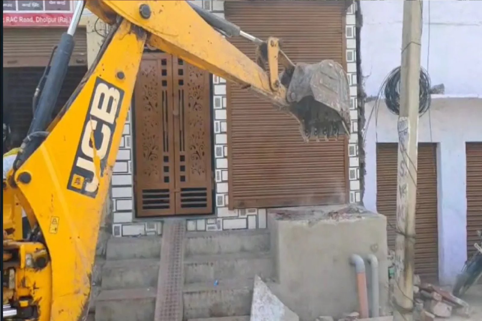 Wअवैध अतिक्रमण पर चला पुलिस का डंडा, एएसपी ने खुद संभाली कमान