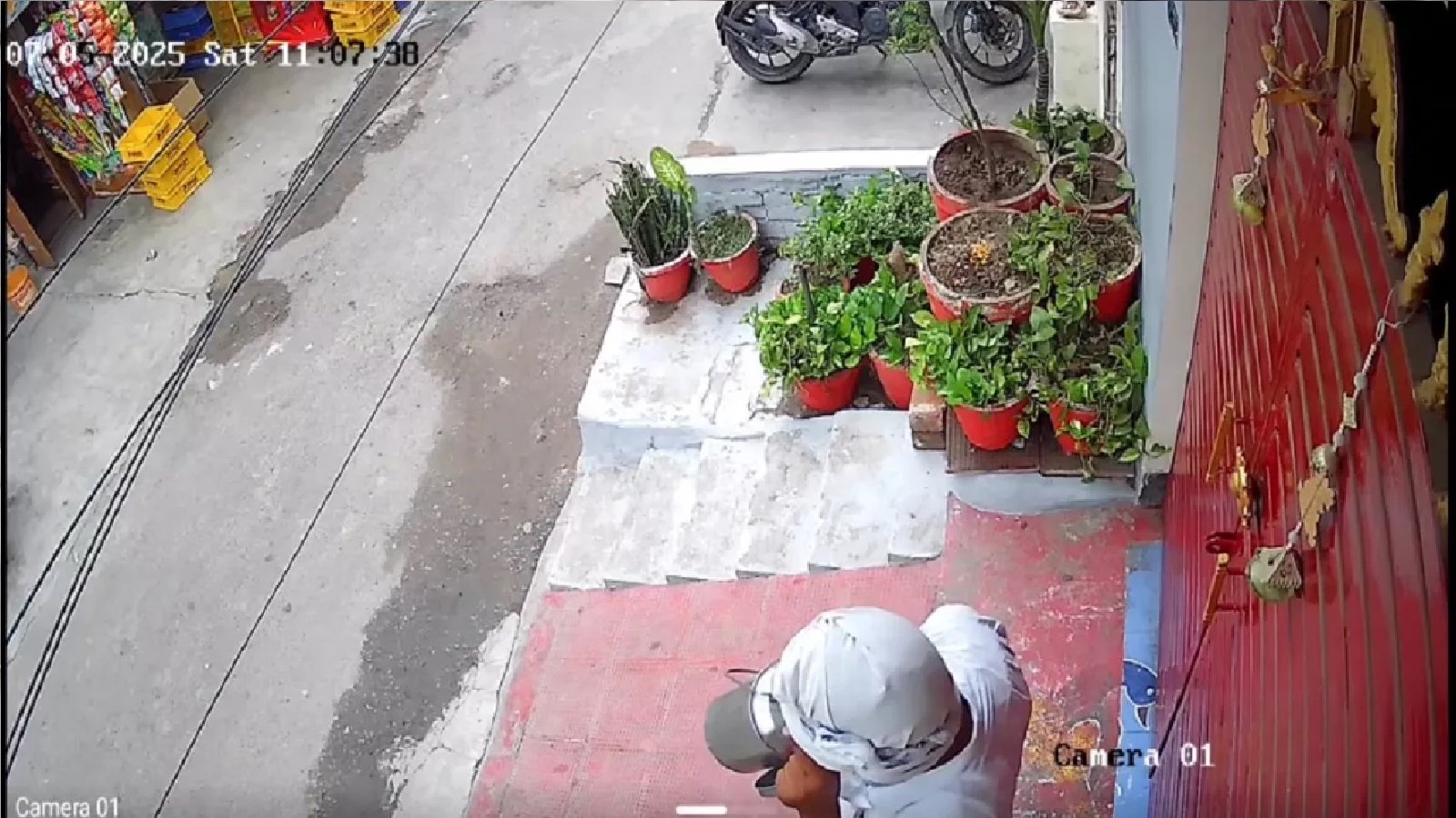 WLucknow: नाम मोहम्मद शरीफ, काम घिनोना, दूध में थूक मिलाकर देता था, सीसीटीवी में कैद