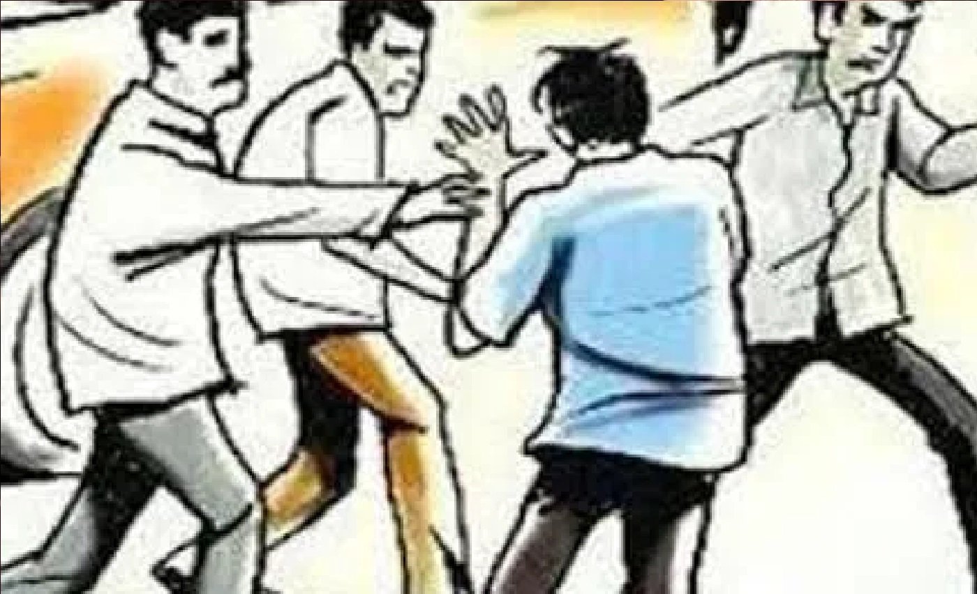 Wखेत में ट्रैक्टर चलाने को लेकर बवाल, मारपीट