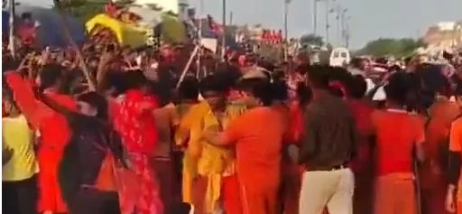 Wइको कार की टक्कर के बाद कांवड़ियों ने चालक से की मारपीट, महिलाओं संग भी की अभद्रता, हंगामा