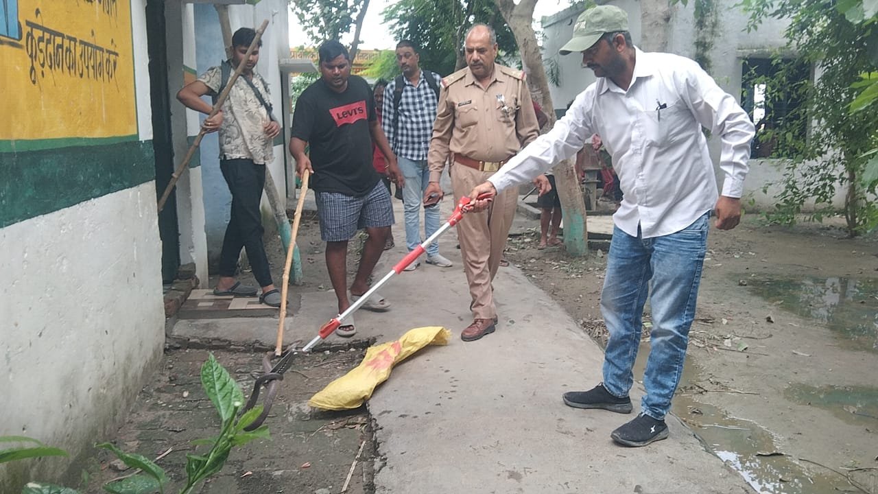 Wप्राथमिक विद्यालय में निकला सर्प वन विभाग टीम ने किया रेस्क्यू