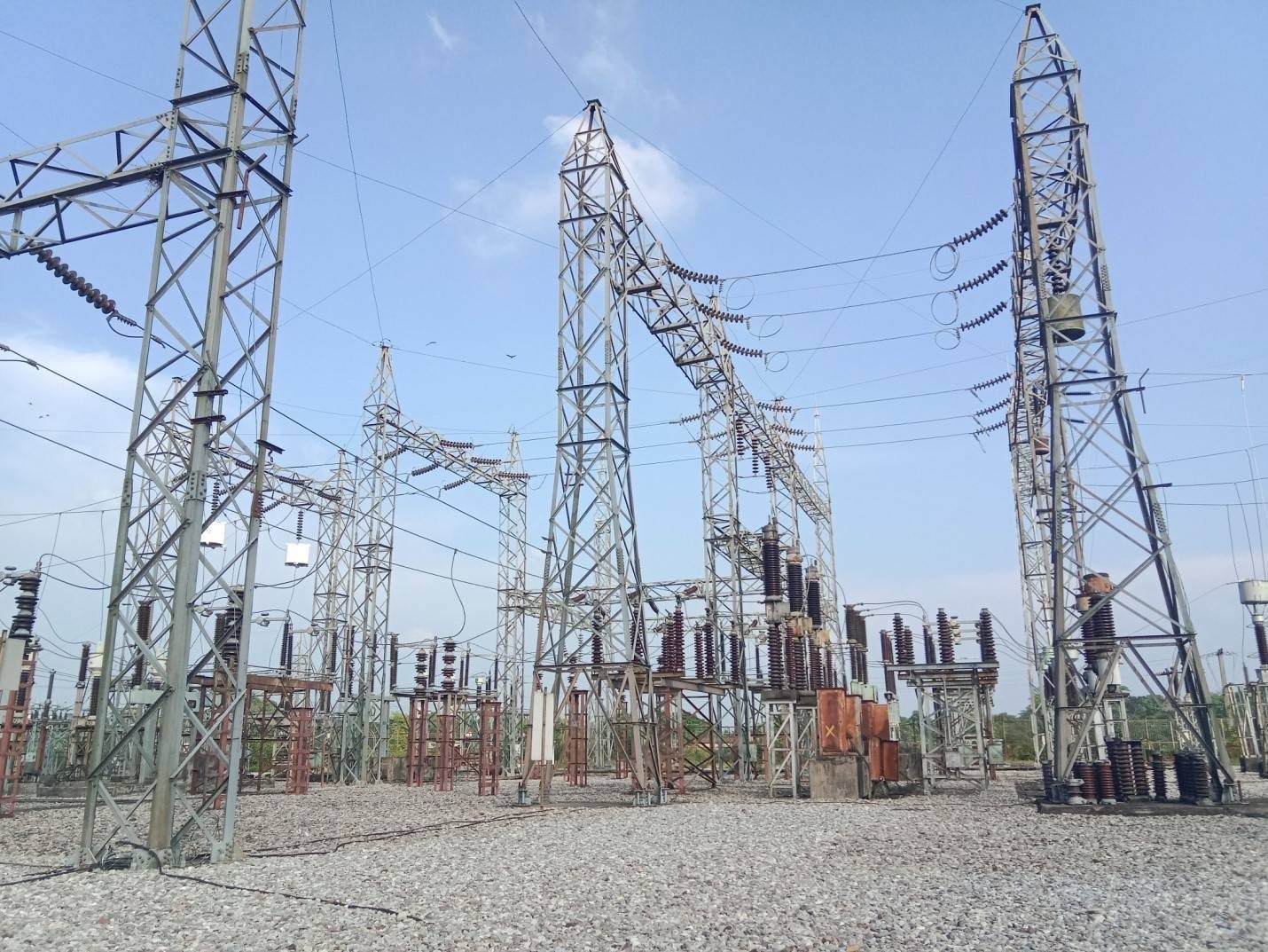 Wहजियापुर विद्युत उपकेंद्र 32 घंटे से बंद, 56 गांवों में अंधेरा, ग्रामीण बेहाल