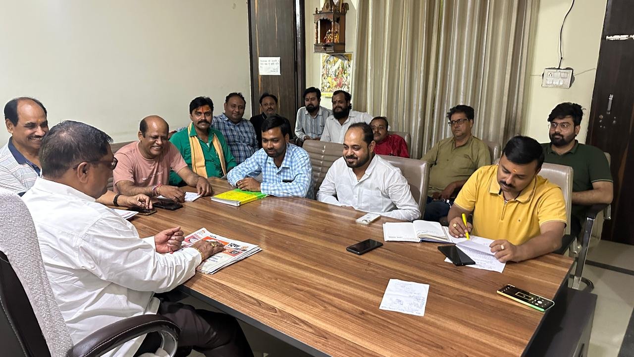 Wभाजपा की समीक्षा बैठक में तिरंगा यात्राओं और ध्वजारोहण की तैयारी