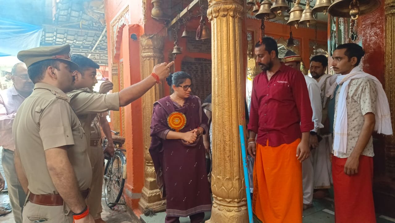 Wकजरीतीज एवं कांवड़ जलाभिषेक पर्व के दृष्टिगत जिलाधिकारी ने बाबा दुःखहरण नाथ मंदिर का किया निरीक्षण