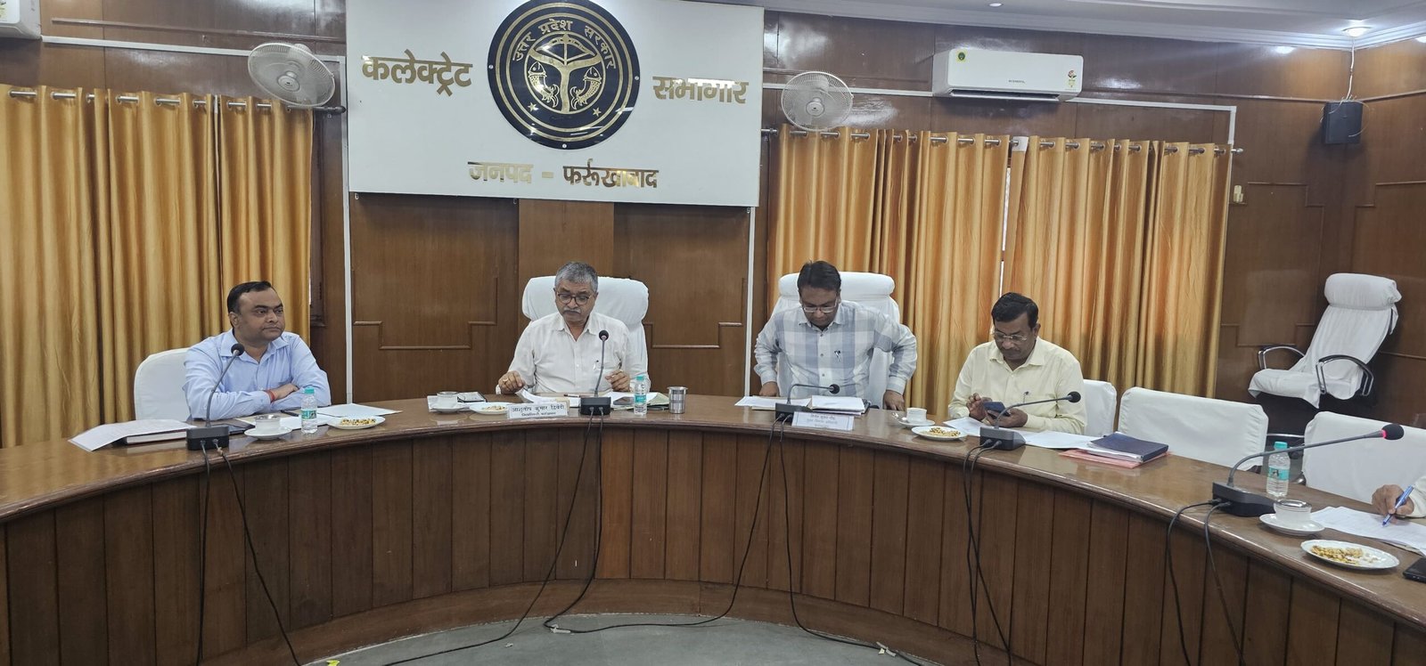 Wडीएम ने बैंकों को योजनाओं के ऋण आवेदन शीघ्र स्वीकृत करने के दिए निर्देश