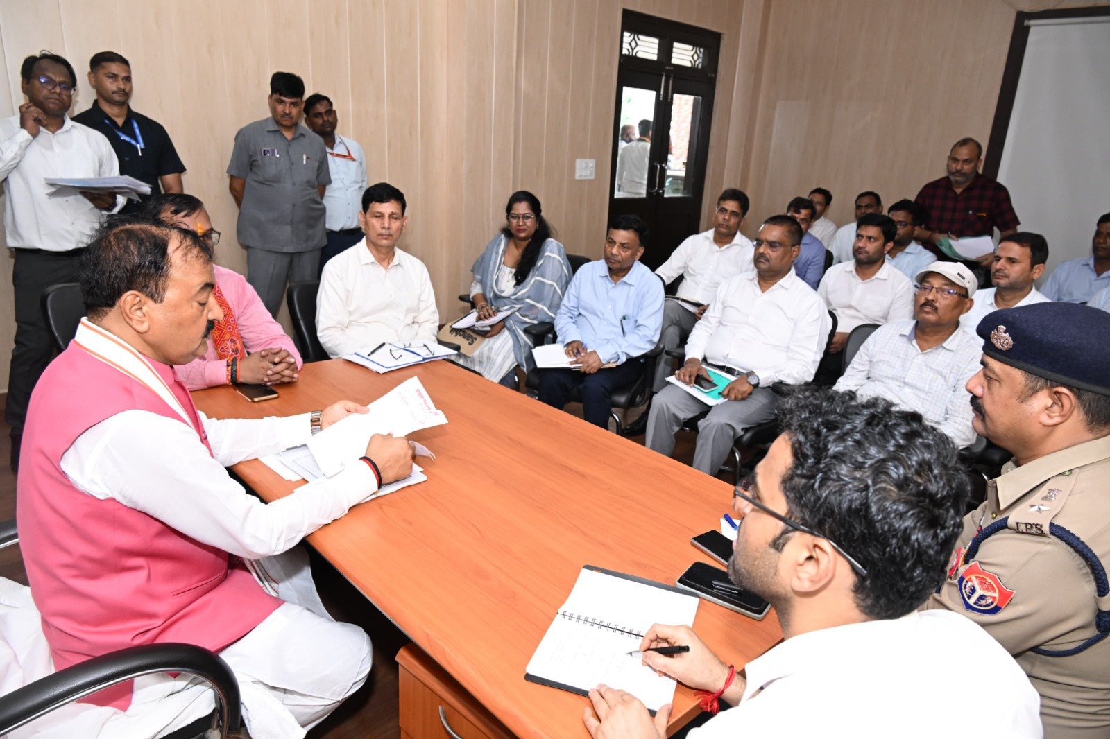 Wउपमुख्यमंत्री केशव प्रसाद मौर्य ने की समीक्षा बैठक