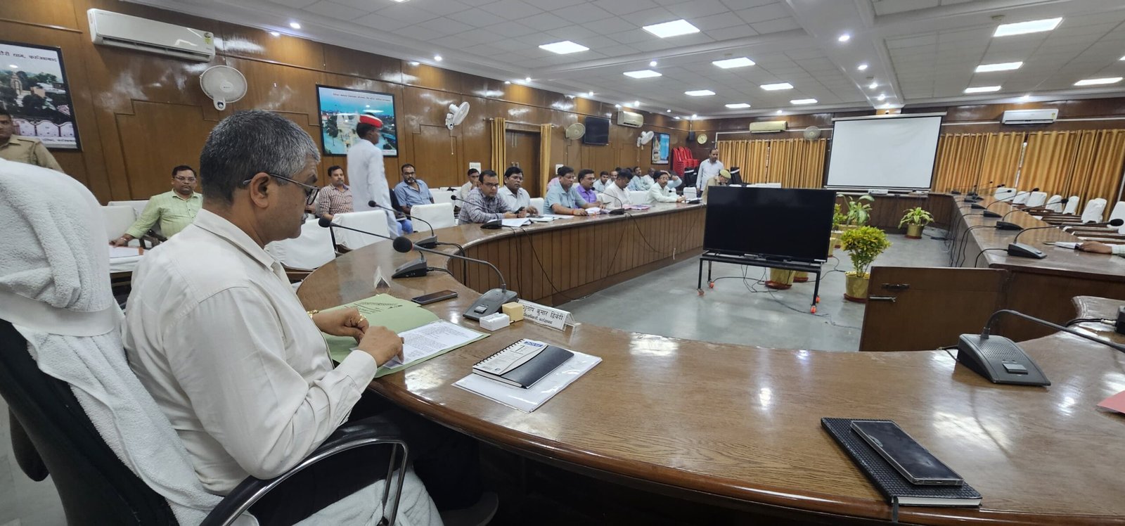 Wपेट्रोल पंप और बायो डीजल प्लांट की लंबित एनओसी को लेकर जिलाधिकारी ने दिए सख्त निर्देश