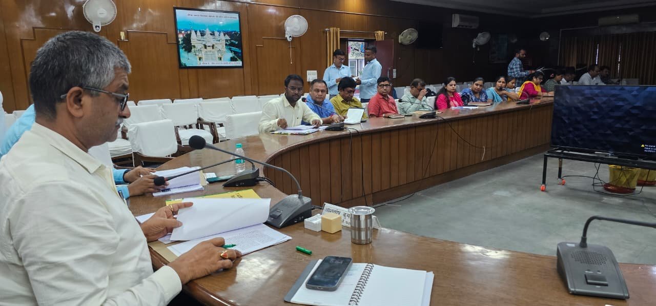 Wजिलाधिकारी की अध्यक्षता में बाल संरक्षण समिति व बाल विवाह टास्क फोर्स की बैठक