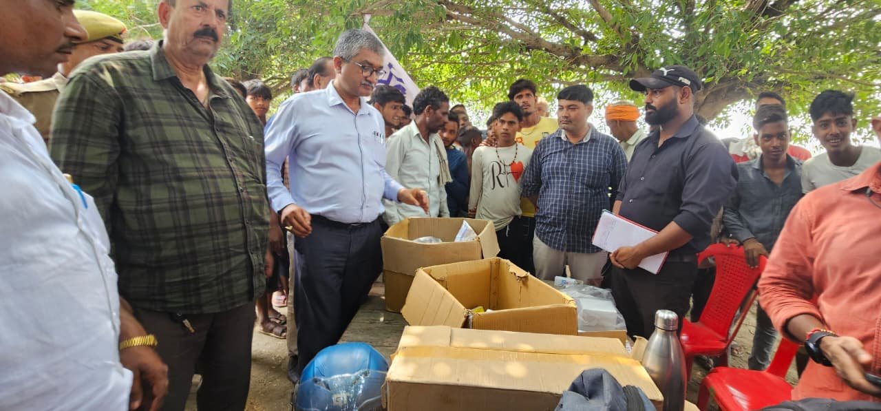 Wजिलाधिकारी ने बाढ़ पीड़ितों के बीच बाँटी राहत