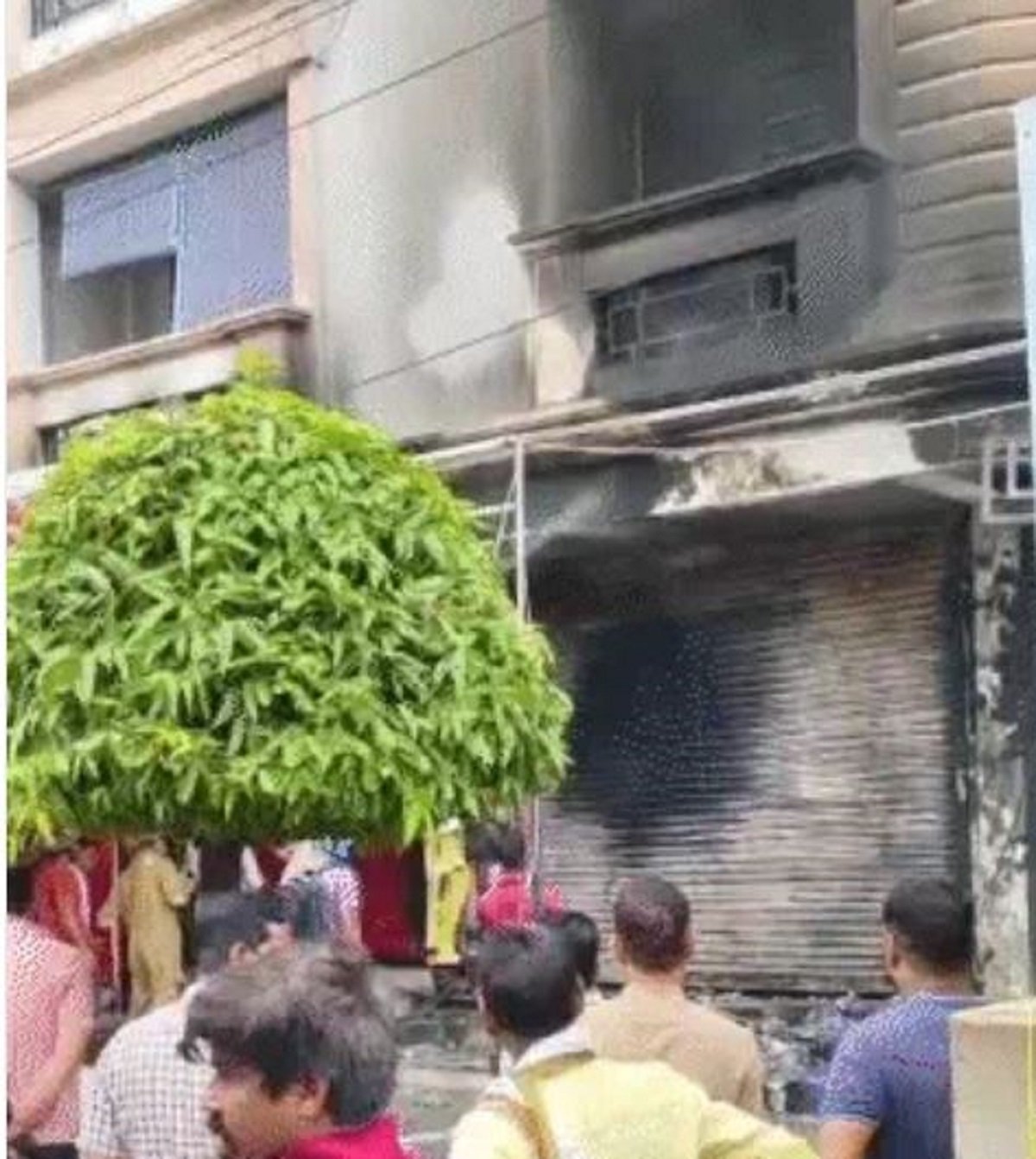 Wशॉर्ट सर्किट से लगी आग, दो दुकानें और अपार्टमेंट का फ्लैट चपेट में