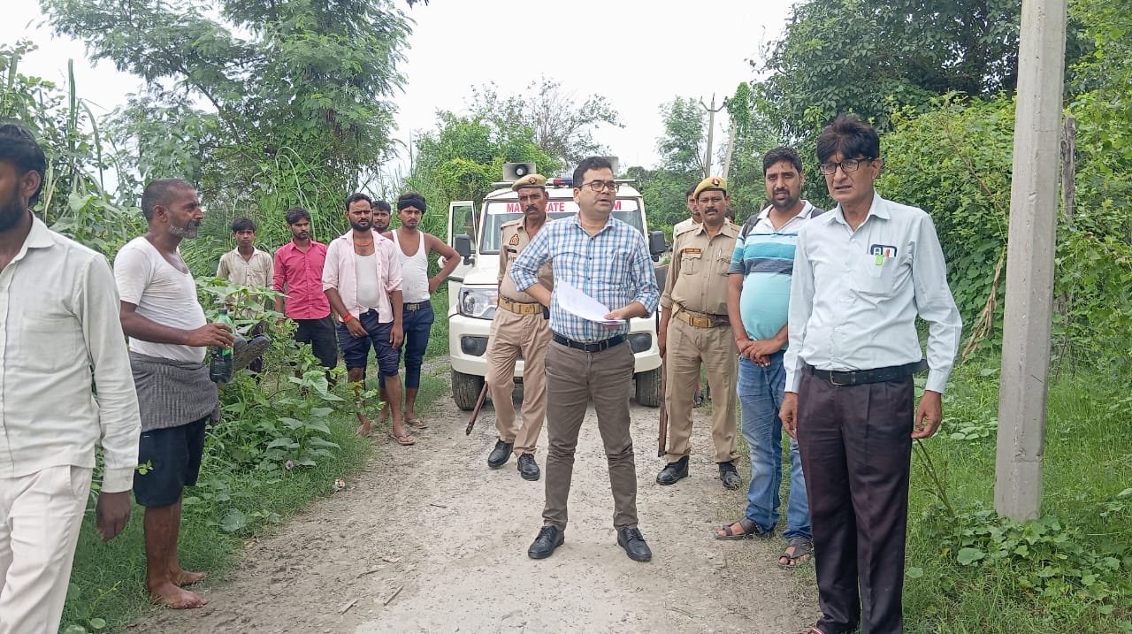 Wगंगा नदी का जलस्तर खतरे के निशान से 15 सेंटीमीटर दूर दर्जन गांवों के संपर्क मार्गों पर पानी