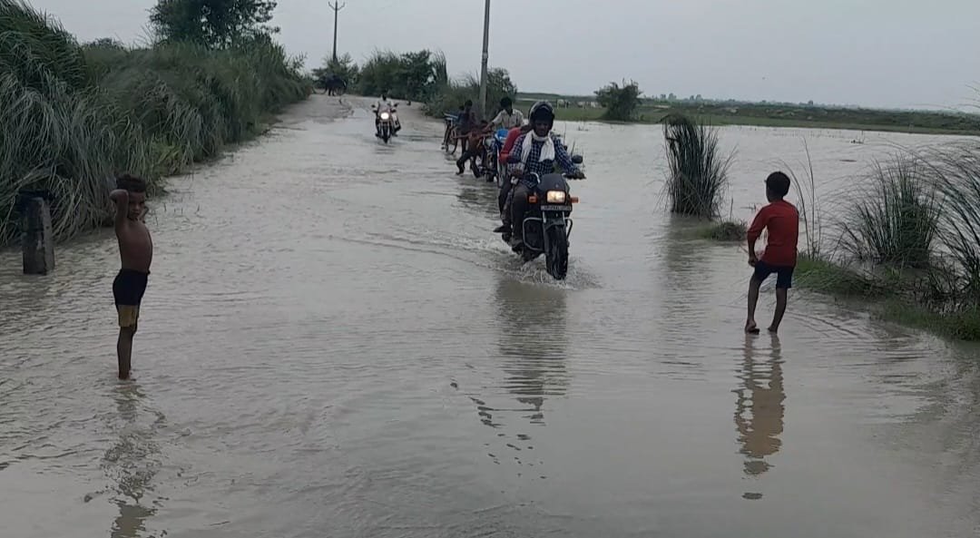 Wगंगा का बढ़ता जलस्तर बना खतरा, प्रशासन अलर्ट पर — ढाई घाट शमशाबाद में अधिकारियों ने किया स्थिति का जायज़ा