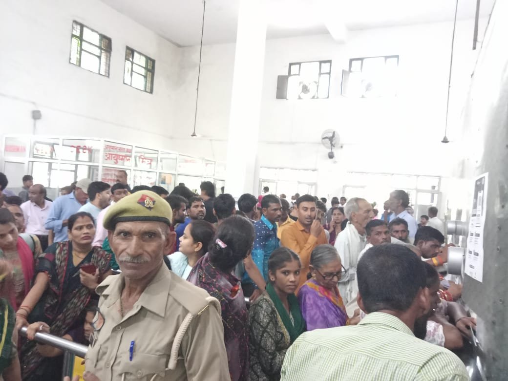 Wडॉ. राम मनोहर लोहिया चिकित्सालय में मरीजों की भारी भीड़, लंबे इंतजार से भड़के लोग, हंगामा कर किया विरोध