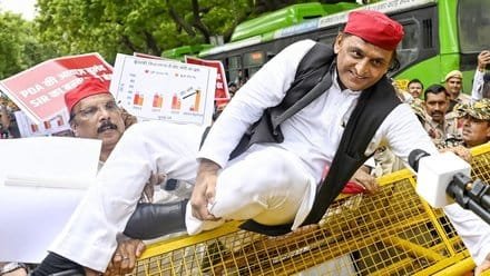 Wअखिलेश यादव की बैरिकेड फांद छलांग पर शिवपाल गदगद, निर्वाचन आयोग पर साधा निशाना