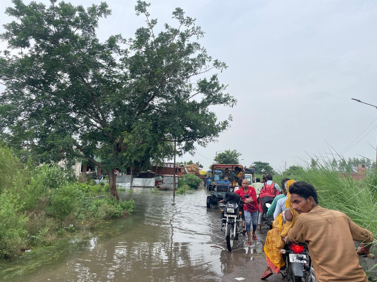 Wगंगा में छोड़े जा रहा पानी, बाढ़ ने लिया विकराल रूप, कंपिल-रुदायन मार्ग होने लगा जलमग्न