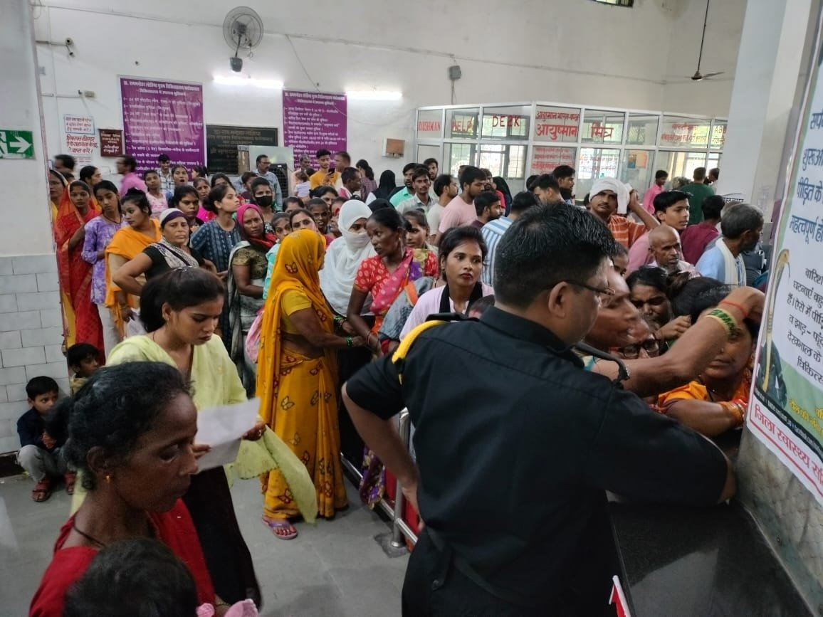 Wलोहिया अस्पताल में मरीजों की भीड़, पर्चा काउंटर पर महिलाओं ने किया हंगामा, सुरक्षा कर्मियों ने संभाला हालात