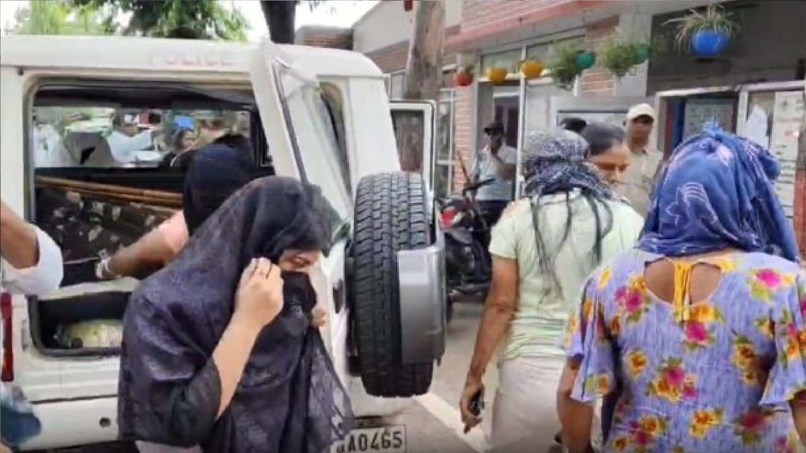 रुड़की में एक बड़े सेक्स रैकेट का भंडाफोड़, छापेमारी में पकड़े गए 13 युवक-युवतियां