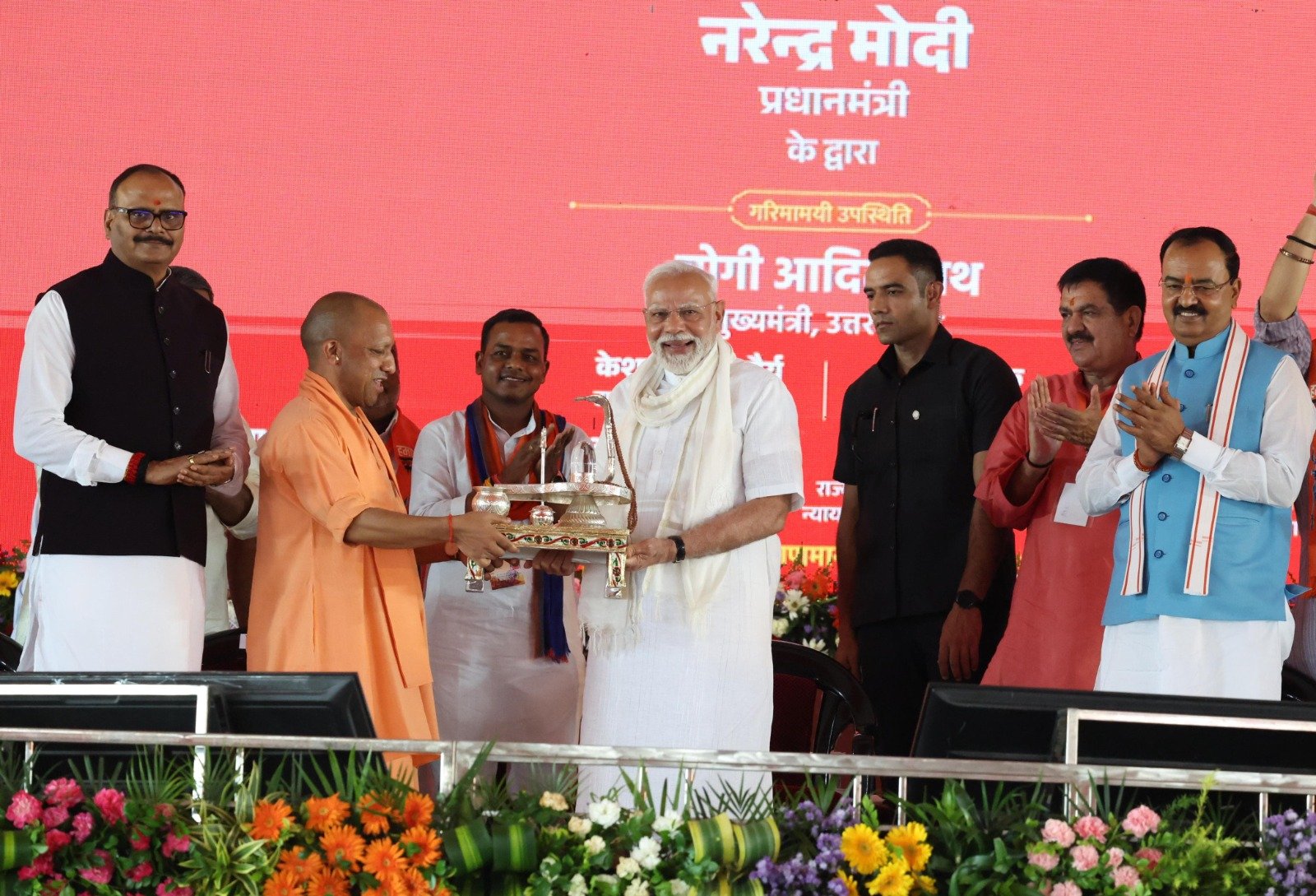 Wवाराणसी में पीएम मोदी का भावुक पल- दिव्यांगों को बांटे सहायक उपकरण, मंच पर बबली से की आत्मीय बातचीत