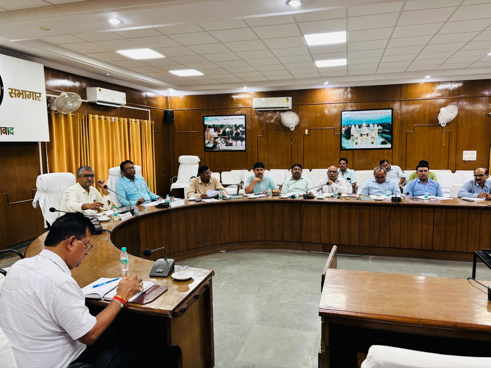 Wपीएम सौर ऊर्जा योजना की समीक्षा बैठक, लाभार्थियों को समय पर कनेक्शन देने के निर्देश