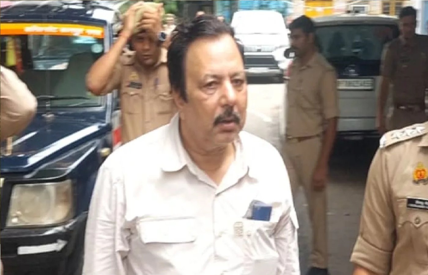 W50 लाख की रंगदारी मांगने पर अधिवक्ता अखिलेश दुबे गिरफ्तार