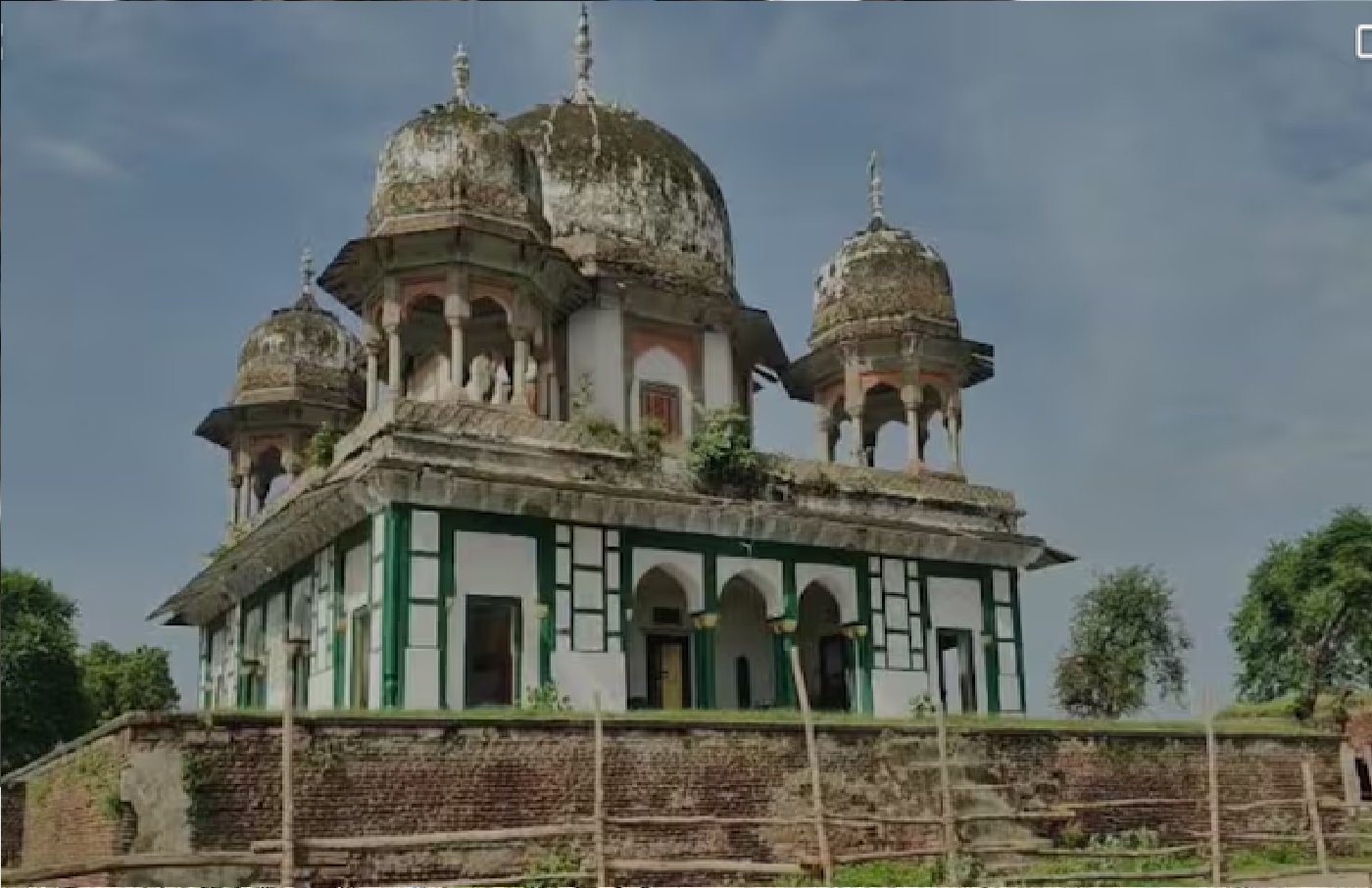 Wफतेहपुर में मकबरे को बताया ठाकुर जी का मंदिर, तनाव बढ़ते ही अलर्ट मोड पर प्रशासन