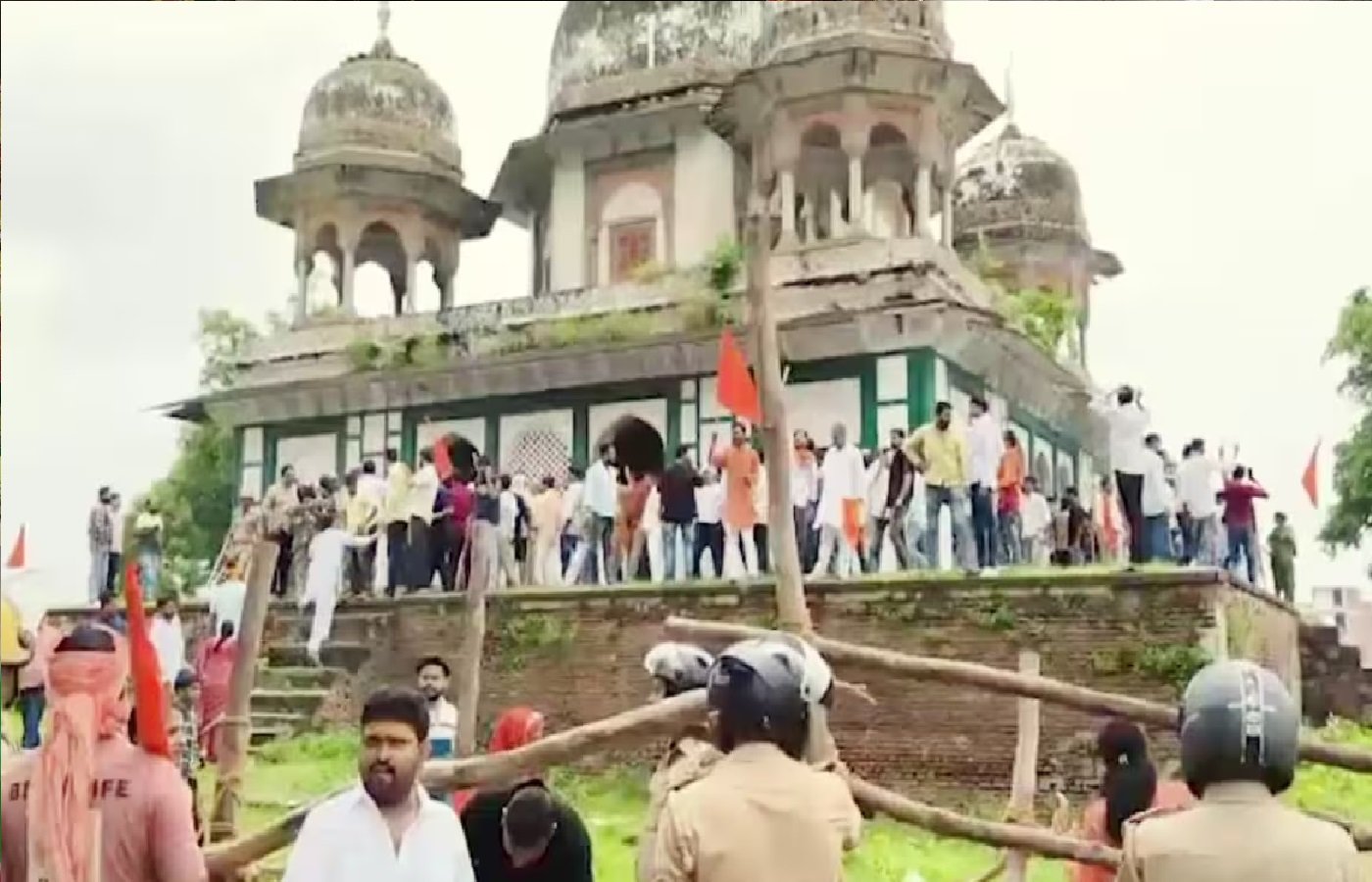 Wफतेहपुर में मकबरे को लेकर सांप्रदायिक तनाव, हिंदू संगठनों ने बैरीकेड तोड़कर मचाया बवाल