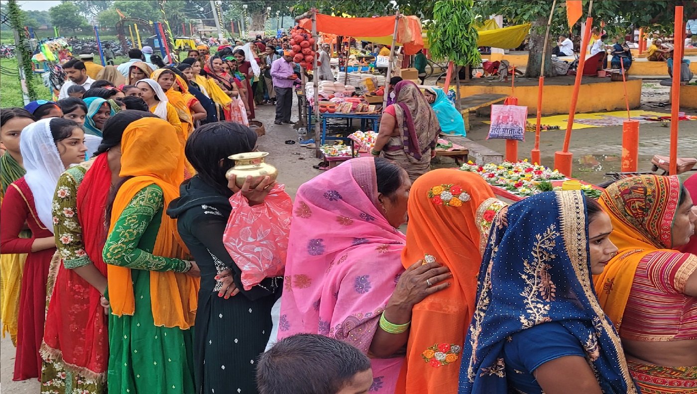 Wभक्ति भाव से भरा रहा सावन के चौथा सोमवार, शिव मंदिरों में रही भीड़