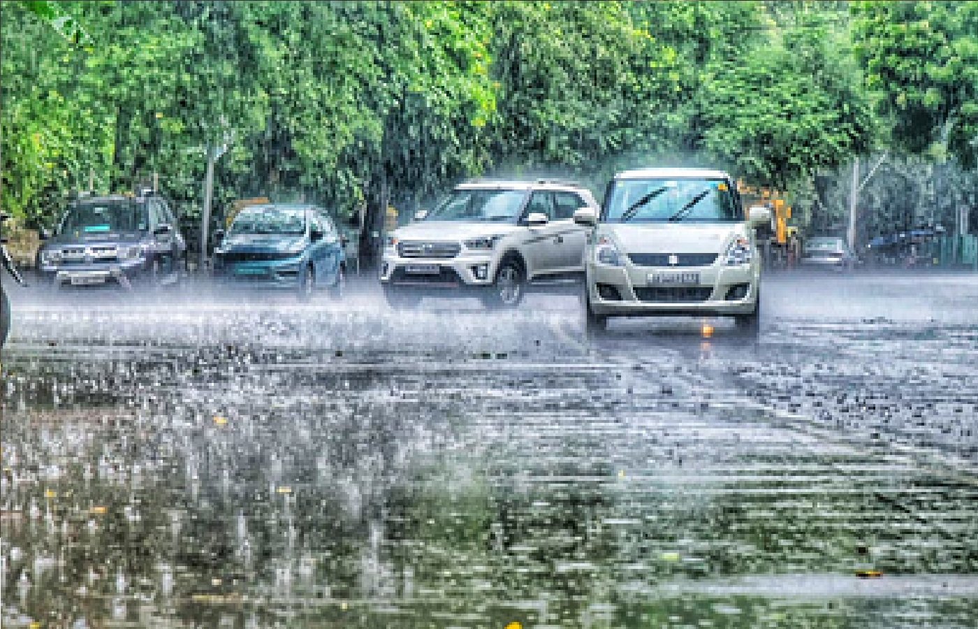 Wयूपी के कई जिलों में मूसलधार बारिश, मौसम विभाग ने 44 जिलों में जारी किया अलर्ट