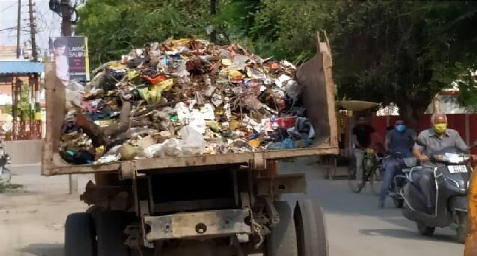 Wहवा को जहरीला करने कै लिये काफी है खुले में ले जाया जा रहा कूड़ा