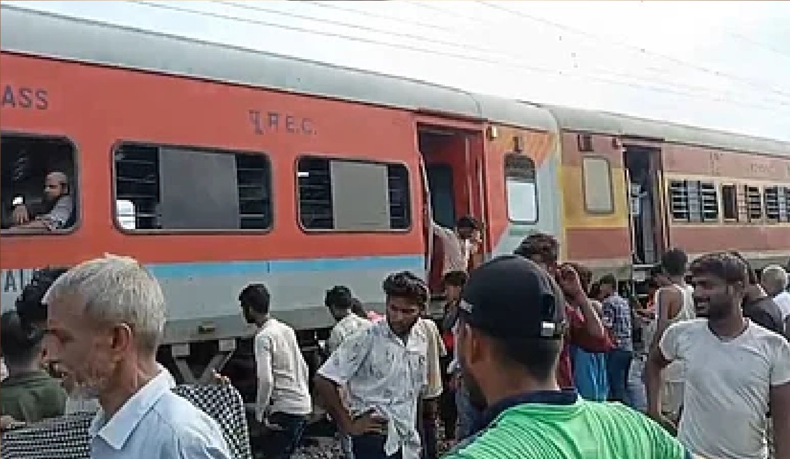 Wबड़ी खबर: कानपुर में ट्रेन हुई डिरेल, साबरमती जनसाधारण एक्सप्रेस के दो कोच पटरी से उतरे