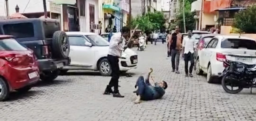 Wअधिवक्ताओं के बीच हिंसक झड़प, रमाकांत शर्मा ने की साथी अधिवक्ता सोमेश द्विवेदी की पिटाई, लोहिया अस्पताल में भर्ती