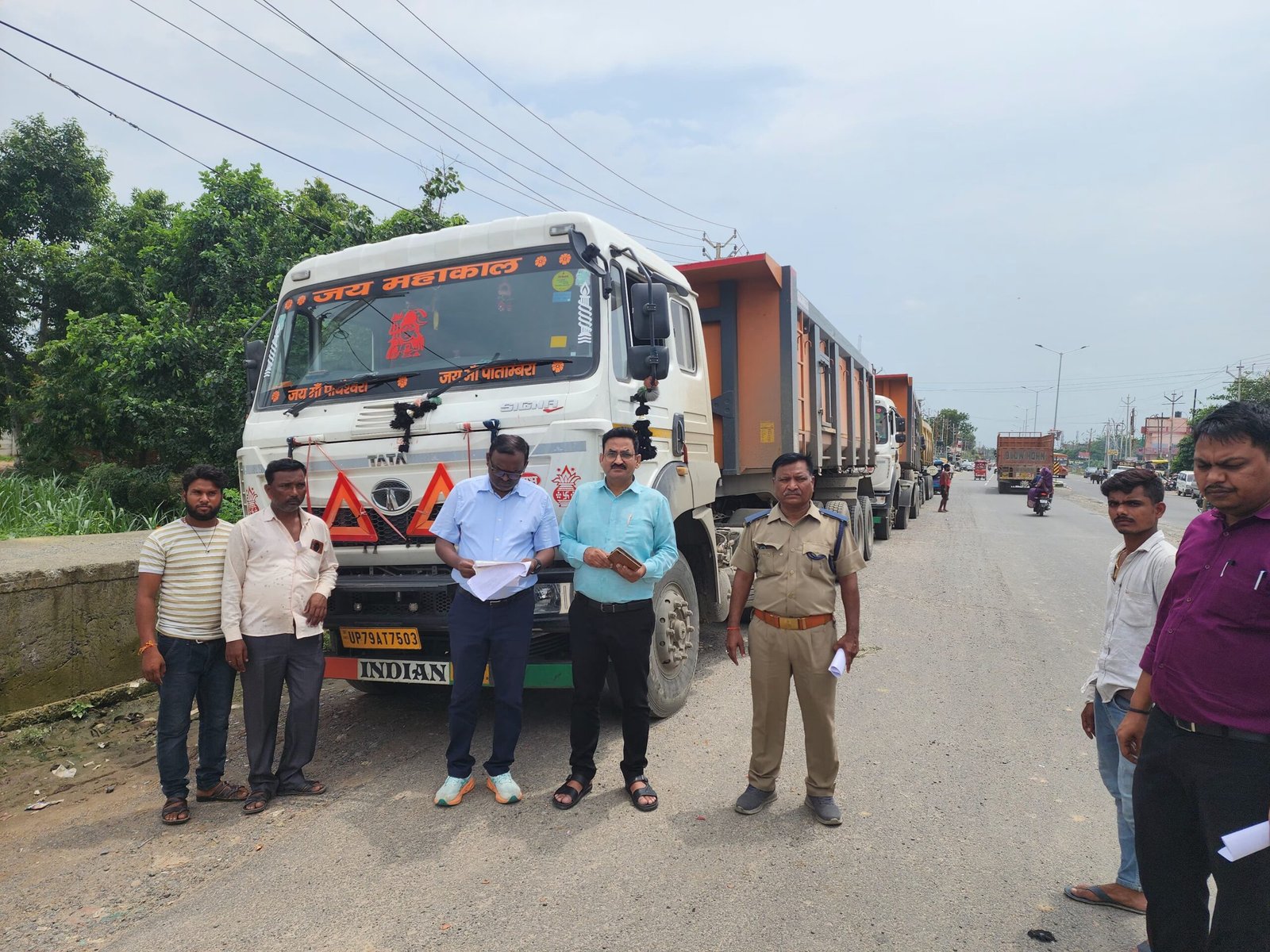 Wसंयुक्त चेकिंग: बिना रॉयल्टी और ओवरलोड 7 ट्रक सीज