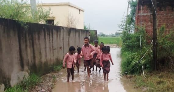Wकीचड़ से भरे रास्ते ने रोकी बच्चों की पढ़ाई, ग्रामीणों ने लगाई गुहार