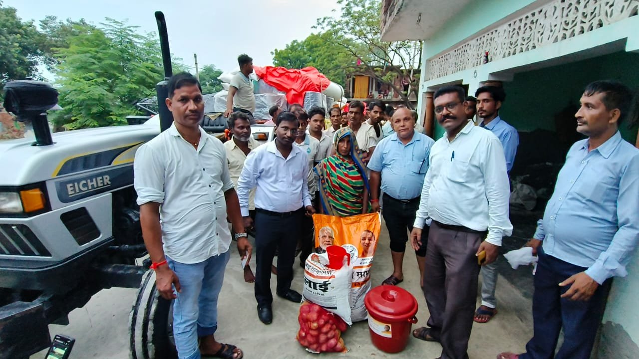 Wप्रशासन का मानवीय चेहरा: बाढ़ प्रभावित 550 परिवारों तक पहुँची राहत सामग्री