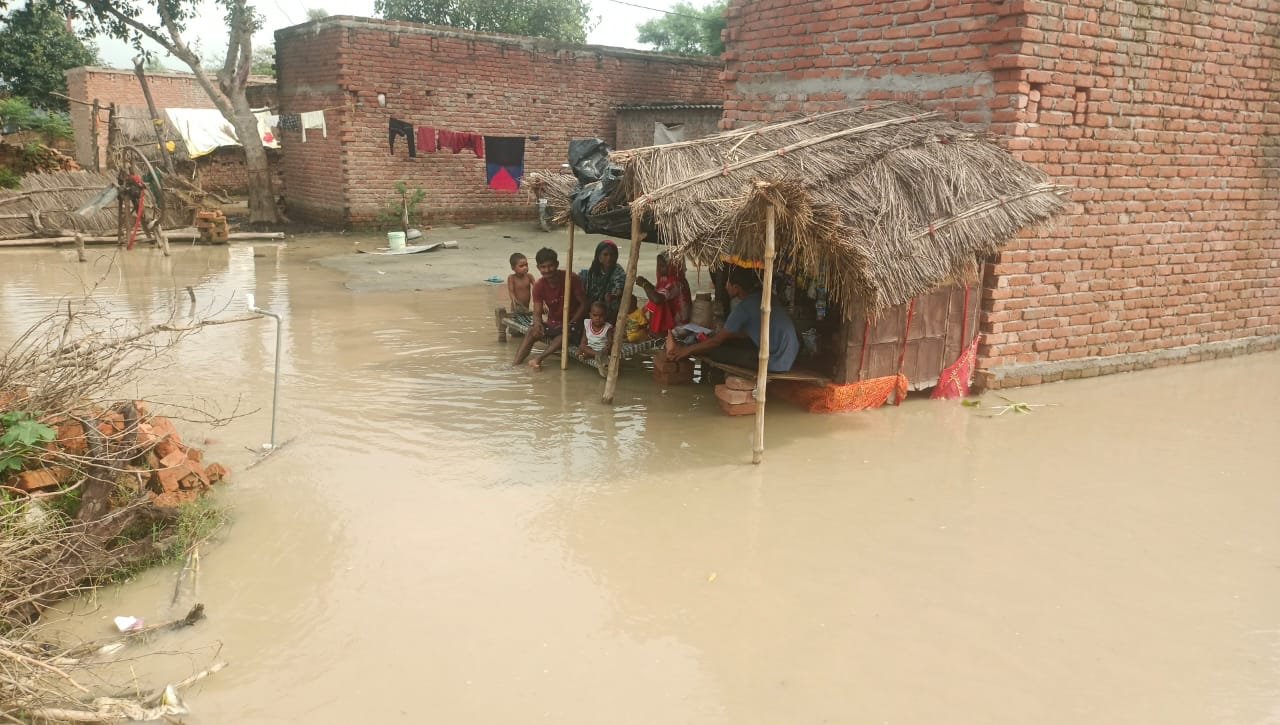 Wकंपिल-बदायूं मार्ग पर पुलिया धंसी, बाढ़ के तेज बहाव में फंसे यात्री