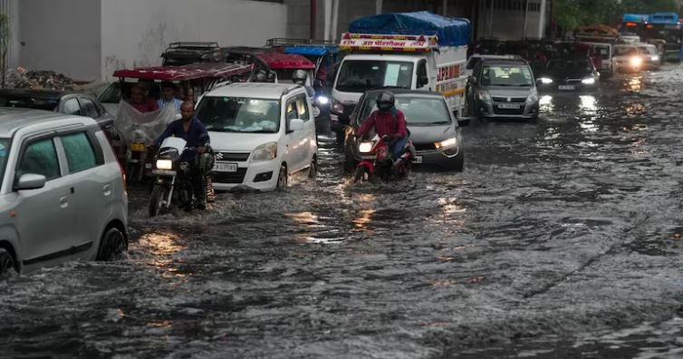 उत्तर भारत में मूसलाधार बारिश, सड़कें जलमग्न, यातायात और जनजीवन अस्त-व्यस्त