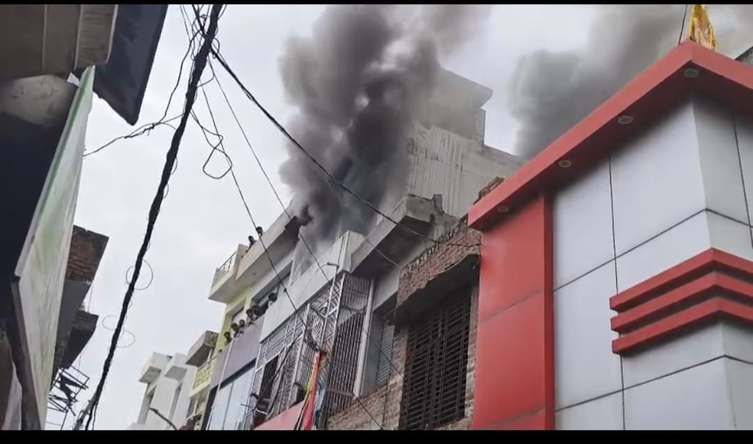 Wशॉर्ट सर्किट से कपड़े के शोरूम में भीषण आग, लाखों का नुकसान